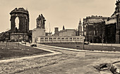 Dresden 1986, eh. DDR, Blick auf die Ruine der Frauenkirche, im Hintergrund Teile des Residenzschlosses und St. Trinitatis, im Vordergrund Teile der Hochschule für Bildende Künste