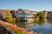 Deutschland, Bayern, Bamberg, Blumen und Stadthäuser am Fluss