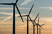 Windkraftanlagen-Energieerzeuger im Windpark