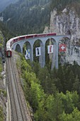 Schweiz, Schmitten und Filisur Landwasserviadukt, Zug auf Brücke in Bergen