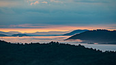 USA, Georgia, Blue Ridge Mountains, Nebel bei Sonnenaufgang in Blue Ridge Mountains
