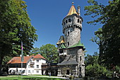 Der Mutterturm im Herkomer Park am Ufer des Lechs in Landsberg am Lech, Oberbayern, Bayern, Deutschland