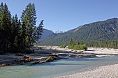 Isar near Vorderriß with a view of the Zugspitze, Isarwinkel, Upper Bavaria, Bavaria, Germany