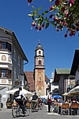 Obermarkt mit Blick auf die Kirche St. Peter und Paul, Mittenwald, Oberbayern, Bayern, Deutschland