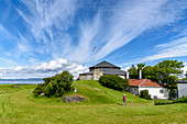 Spaziergänger auf der Festungsinsel Munkholmen, Trondheim, Norwegen