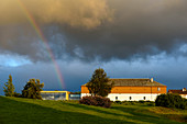 Regenbogen über Musikmuseum Ringve, Trondheim, Norwegen