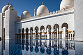 Spiegelung der Scheich-Zayid-Moschee (Sheikh Zayed Bin Sultan Al Nahyan Grand Mosque) in einem Wasserbecken, Abu Dhabi, Vereinigte Arabische Emirate, Naher Osten