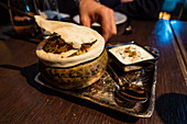 Köstliche indische Fusionsküche im Tamba Restaurant, Abu Dhabi, Vereinigte Arabische Emirate, Naher Osten