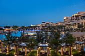 Hotelanlage Saadiyat Rotana Resort & Villas in der Abenddämmerung, Saadiyat Island, Abu Dhabi, Vereinigte Arabische Emirate, Naher Osten