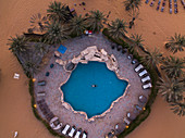 Luftaufnahme des Oasis-Swimmingpools im Arabian Nights Village Desert Resort, Arabian Nights Village, Razeen Area von Al Khatim, Abu Dhabi, Vereinigte Arabische Emirate, Naher Osten