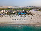 Luftaufnahme der Hotelanlage Saadiyat Rotana Resort & Villas mit Strand und Meer, Saadiyat Island, Abu Dhabi, Vereinigte Arabische Emirate, Naher Osten