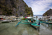 Traditionelle philippinische Banca Auslegerkanus vertäut in der Lagune nahe des Kayangan-Sees, Banuang Daan, Coron, Palawan, Philippinen, Asien