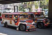 Traditioneller philippinische Jeepney Bus in der Innenstadt, Manila, National Capital Region, Philippinen, Asien