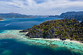 Luftaufnahme von traditionellen philippinischen Banca Auslegerkanus am Dicantuman Beach auf Coron Island, Banuang Daan, Coron, Palawan, Philippinen, Asien