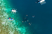 Luftaufnahme von Gästen, die einen Schnorchelausflug am Schiffswrack Skeleton Wreck vor Coron Island genießen, Banuang Daan, Coron, Palawan, Philippinen, Asien