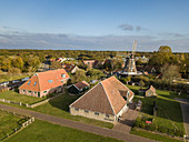 Luftaufnahme der Windmühle Koffiemolen und Wirtschaftsgebäuden, Formerum, Terschelling, Westfriesische Inseln, Friesland, Niederlande, Europa