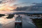 Blick von Brücke auf Hurtigruten-Schiff bei Bronnoysund, Norwegen