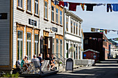 Bunte Wäsche hängt als Deko in der Altstadt von Mosjöen, Norwegen