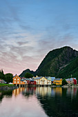 Alte Holzhäuser am Hafen bei Flut in Mosjöen, Norwegen