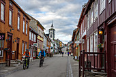 Radfahrer in der Bergbaustadt Røros: Bergstaden (Altstadt), Roros, Norwegen