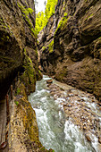 Blick durch die Felswände und den Fluss der Partnachklamm, Garmisch-Partenkirchen, Oberbayern, Deutschland