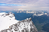 Blick von Zugspitze Gipfel auf umgebende schneebedeckte Berglandschaft, Grainau, Oberbayern, Deutschland
