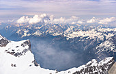 Blick von Zugspitze Gipfel auf umgebende schneebedeckte Berglandschaft, Grainau, Oberbayern, Deutschland