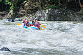 Eine Gruppe von Menschen Wildwasser-rafting, Pacuare River, Turrialba, Costa Rica,