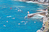 Urlauber schwimmen im Meer, Manarola, Cinque Terre, Ligurien, Italien