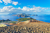 Blick auf den Archipel der Äolischen Inseln von Gran Cratere, Insel Vulcano, Äolische Inseln, Sizilien, Italien
