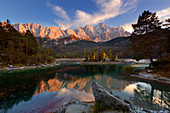 Autumn at the Eibsee, view to the Zugspitze, Werdenfelser Land, Bavaria, Germany