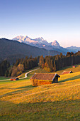 Morgendämmerung, Blick auf das Zugspitzmassiv mit Alpspitze, Zugspitze und Waxenstein, Werdenfelser Land, Bayern, Deutschland