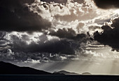 Regenwolken überrollen einen Sonnenaufgang auf Hamilton Island, Whitsunday Islands, Queensland, Australien