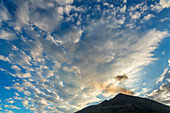 Vulkan auf Stromboli mit Wolke, Stromboli, Äolische Inseln, Sizilien, Italien