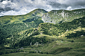 Ausblick vom Klomnockrundweg Richtung Süd-Westen auf den kleinen Rosennock und Rosennock im Biosphärenpark Nockberge, Kärnten, Österreich, Europa