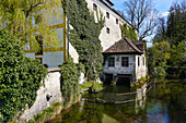 Blick auf die alte Mühle im Kloster Polling im Frühling, Polling, Weilheim, Bayern, Deutschland, Europa