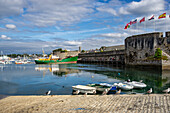 Blick auf den Hafen neben der Ville Close von Concarneau, Bretagne, Frankreich, Europa