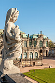 Putten-Figur mit Taube am Kronentor im Dresden Zwinger, Deutschland