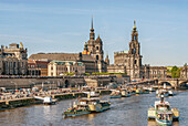Jährliche Dampfschiffparade auf der Elbe vor der historischen Skyline von Dresden, Sachsen, Deutschland