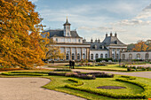 Das Neue Palais im Schlosspark Pillnitz in Dresden im Herbst, Sachsen, Deutschland