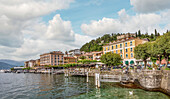 Seepromenade von Bellagio von der Seeseite gesehen, Lombardei, Italien 