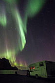 Wohnmobil und Polarlicht, Aurora Borealis, Nordlicht, Tjongsfjorden, Norwegen, Skandinavien