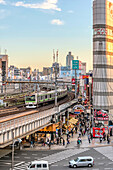 Straßenszene am Bahnhof Ueno bei Sonnenuntergang, Tokio, Japan