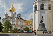 Ivanovskaya Platz im Kreml in Moskau mit der Zarenglocke und Erzengel-Michael-Kathedrale, Moskva, Moskau-Wolga-Kanal, Russland, Europa