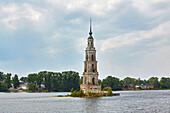 Glockenturm der gefluteten Nikolaus-Kathedrale in Kaljasin, Kaljazin, Oberlauf der Wolga, Uglitscher Stausee, Moskau-Wolga-Kanal, Oblast Twer, Russland, Europa