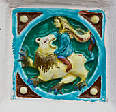 Keramikfliesen in der Umfassungsmauer der Prophet-Elija-Kathedrale in Jaroslawl, Unesco-Welterbe, Wolga, Goldener Ring, Oblast Jaroslawl, Russland, Europa