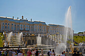 Peterhof bei St. Petersburg, Blick vom Unteren Park zum Großen Palast und der Großen Kaskade, Petergóf, Finnischer Meerbusen, Russland, Europa