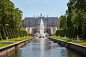 Peterhof, Petergóf bei St. Petersburg, Blick über den Meeresksnal im Unteren Park zur Großen Kaskade und dem Großen Palast, Finnischer Meerbusen, Russland, Europa
