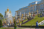 Blick vom Unteren Park zur Großen Kaskade und dem Großen Palast und der Kirche, Peterhof, Petergóf bei St. Petersburg, Finnischer Meerbusen, Russland, Europa