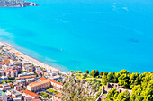Cefalu Stadt und Küste, erhöhter Blick, Cefalu, Sizilien, Italien